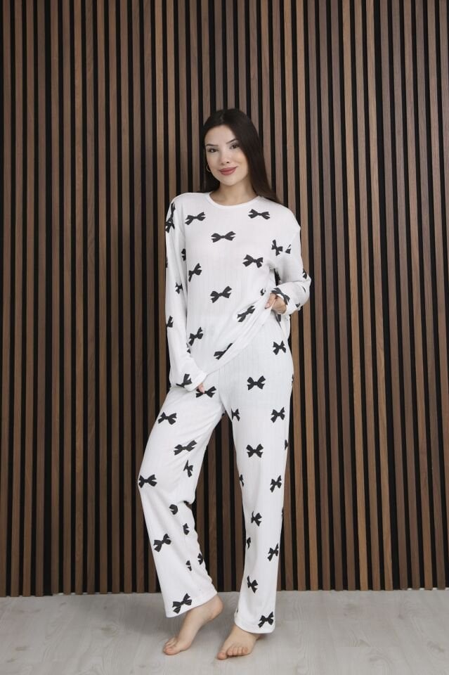 Kadın  Siyah Kurdele Desenli Yumuşak Dokulu Fitilli Kışlık Pamuklu Uzun Kol Rahat Kalıp Şardonlu Pijama Takımı
