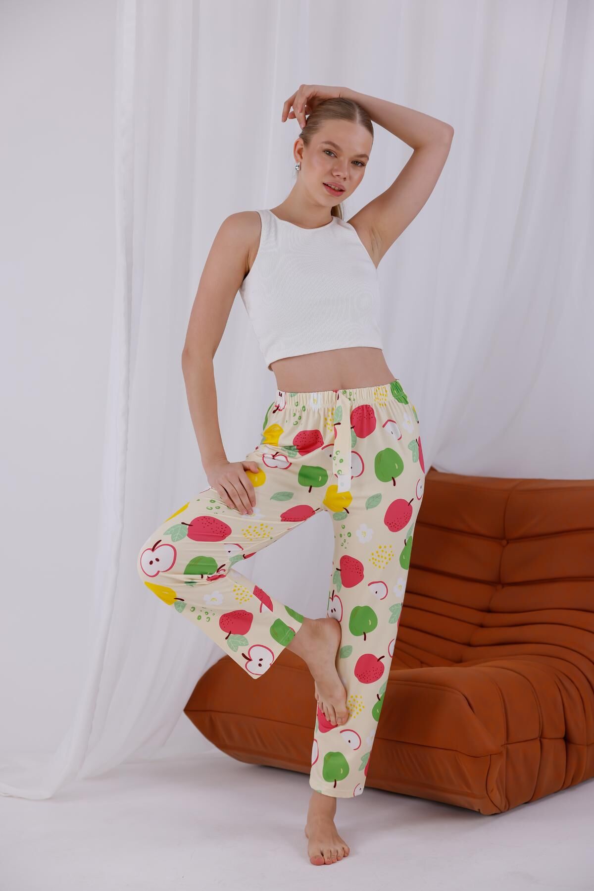 Neşeli Renkli Elma Baskılı, Yumuşak Dokulu Nefes Alan Milans Kumaş, Rahat Kesim Ev Giyimi Kadın Pijama Altı M