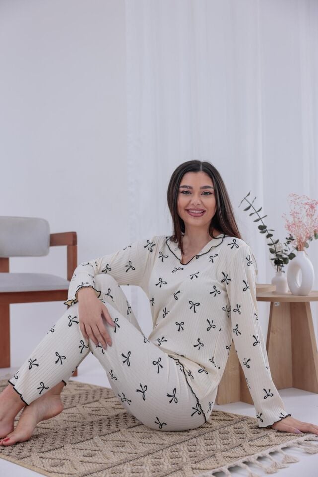 Kadın Kurdele Desenli Ekru Renk Kaşkorse Kumaş Nefes Alır Rahat Kalıp Uzun Kollu Pijama Takımı