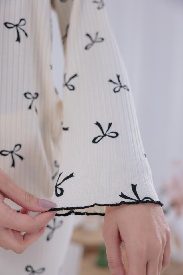 Kadın Kurdele Desenli Ekru Renk Kaşkorse Kumaş Nefes Alır Rahat Kalıp Uzun Kollu Pijama Takımı