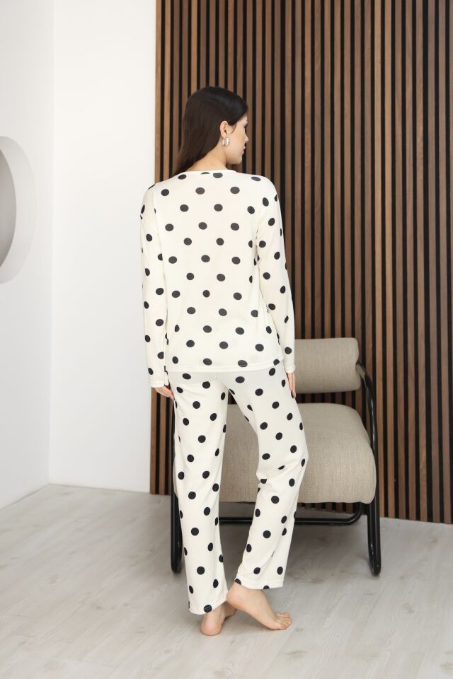 Kışlık Kadın Kadife Pijama Takımı Yumuşak Dokulu Uzun Kollu Rahat Kalıp Beyaz Puantiyeli - L